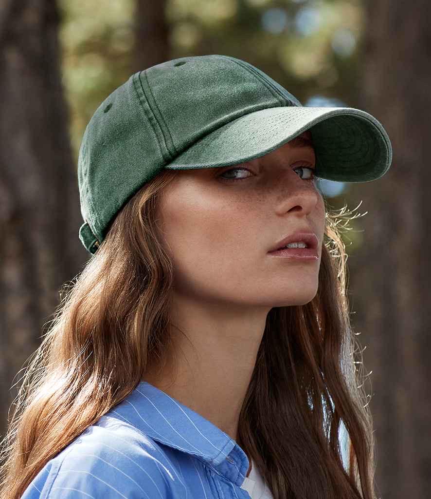 Trendy cap with “Hot Girls Read Smut,” perfect for bookish girls and readers.