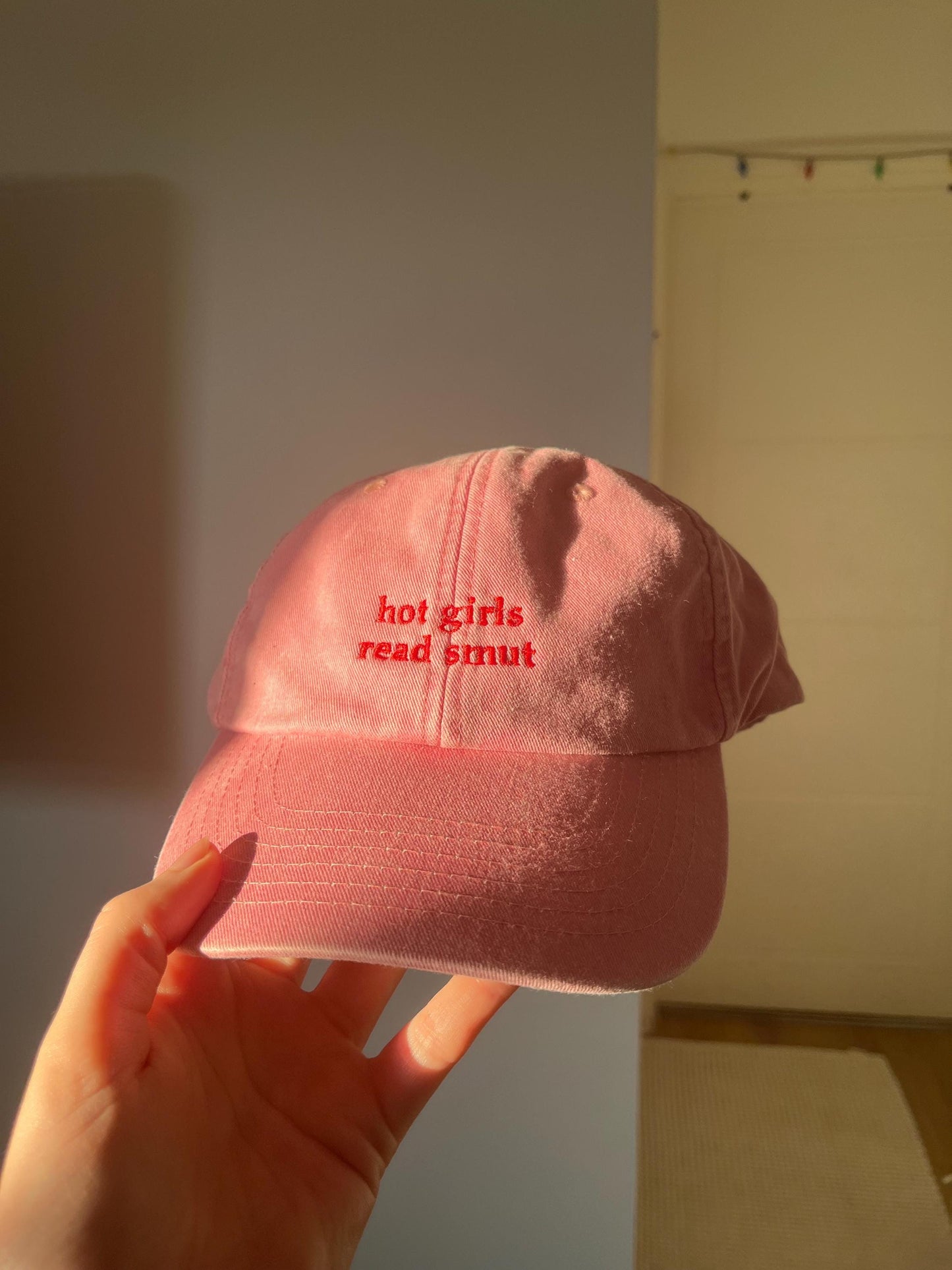 Reading-inspired “Hot Girls Read Smut” hat, perfect for book lovers and readers.
