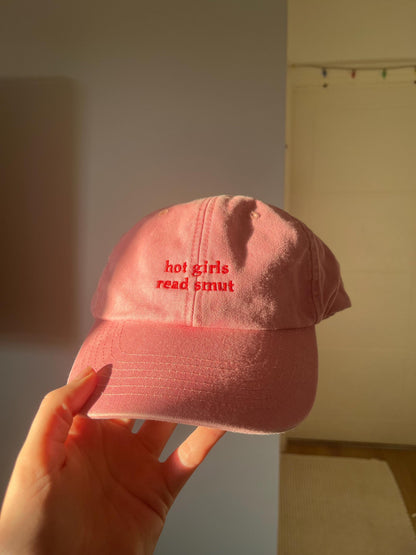 Reading-inspired “Hot Girls Read Smut” hat, perfect for book lovers and readers.